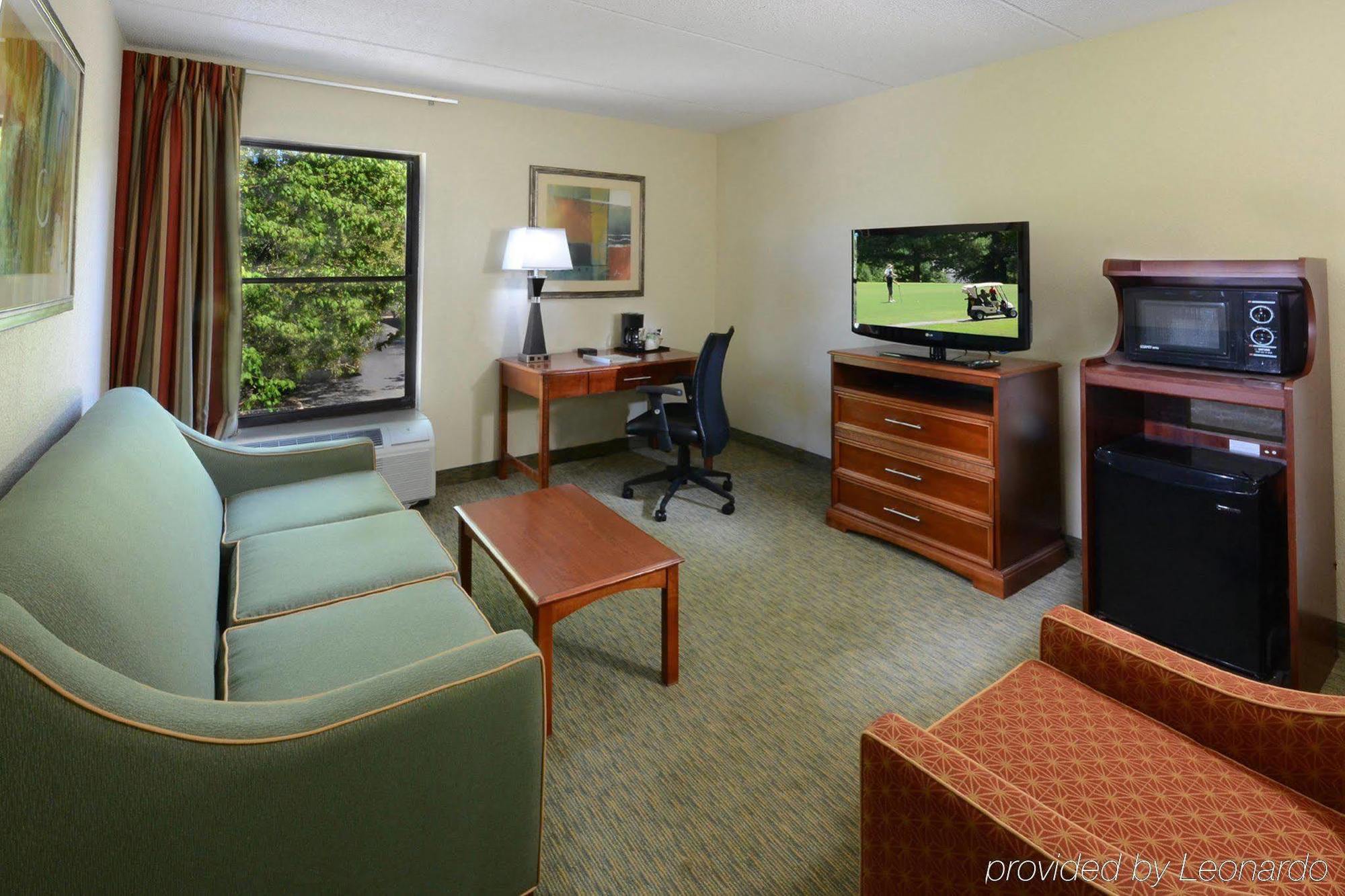 Hampton Inn Raleigh/Town Of Уейк Форест Екстериор снимка